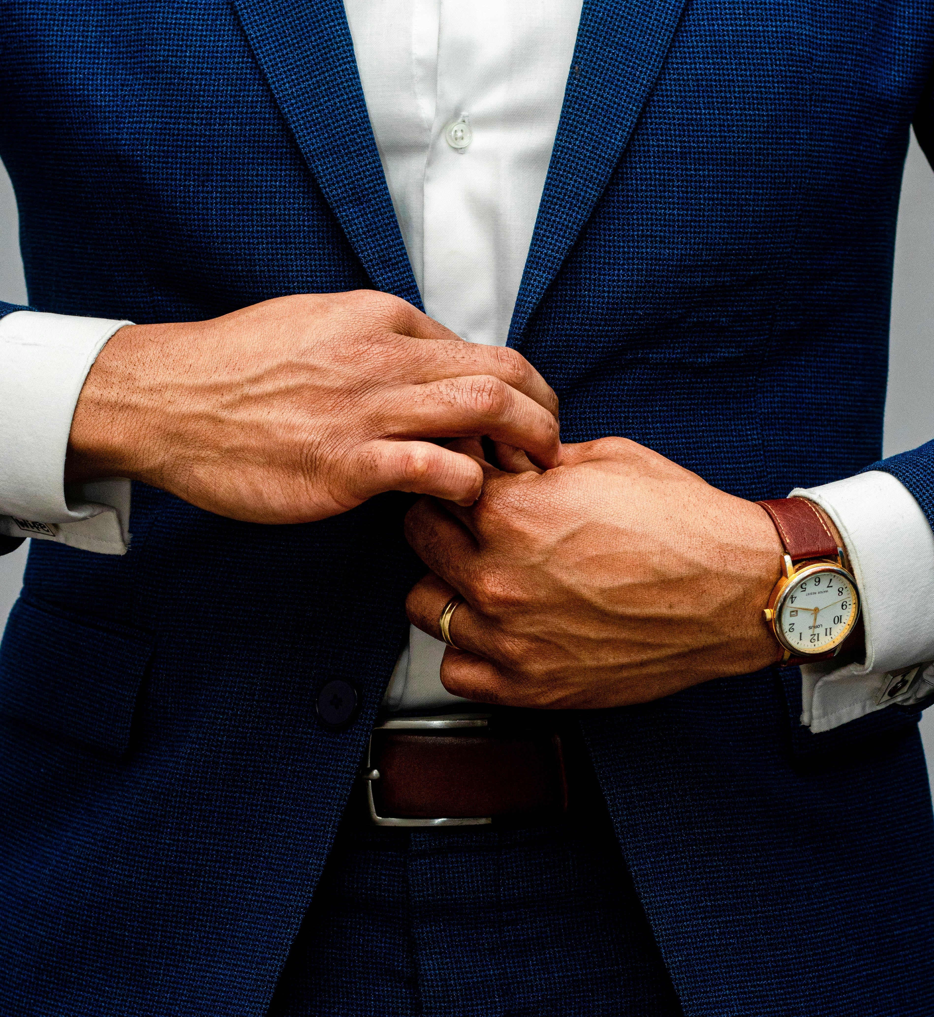Aurum Watches - Mann im Anzug und Uhr